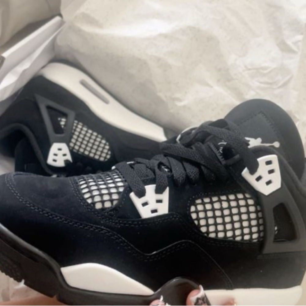 Jordan White Thunder 4s , worn 3 times no damages or scuffs , comes with box